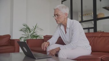 Sorunlu Olgun Kadın Evde Dizüstü bilgisayardan Kötü Haberler Okuyor
