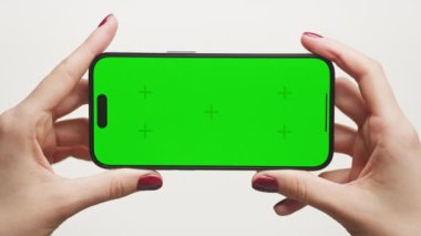 Beyaz Arkaplanda Yeşil Ekran Akıllı Telefon POV 'unu Büyüt, Kadın Elleri Yatay Krom Anahtar Akıllı Telefonu İşaretleyicilerle Kapat