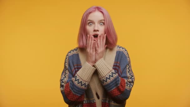 Růžové Vlasy Žena Přijímat Šokující Novinky Žlutém Pozadí — Stock video