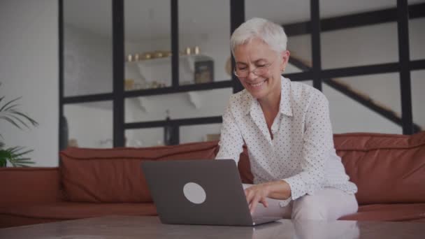 Pozytywna Dojrzała Kobieta Pracuje Laptopie Biurze Starsza Dorosła Bizneswoman Smile — Wideo stockowe
