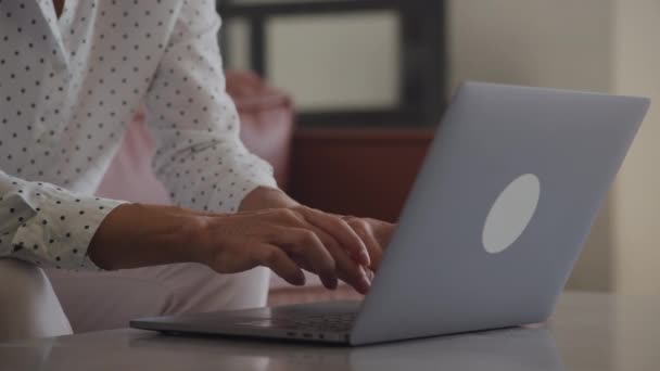 Женщины Среднего Возраста Печатают Клавиатуре Ноутбука Крупным Планом Офисе — стоковое видео