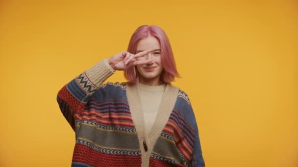 Жінка Танцює Жовтому Тлі Студентка Рожевого Волосся Грайливому Настрої Святкування — стокове відео