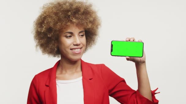 Kobieta Trzymająca Zielony Ekran Smartfon Białym Tle Kręcone Businesswoman Wyświetlanie — Wideo stockowe