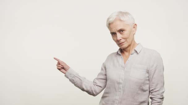 Volwassen Vrouw Punt Kopieerruimte Witte Achtergrond Senior Volwassen Dame Beoordelen — Stockvideo