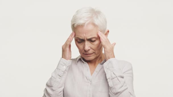 Dojrzałe Kobieta Ból Głowy Gestura Białym Tle Starszy Pani Problem — Wideo stockowe
