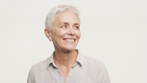 Affectionate Vrouw Glimlachen Close Portret Witte Achtergrond — Stockvideo