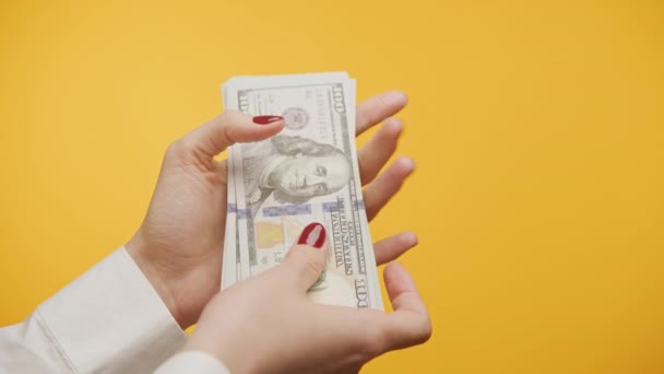 Mãos Segurando Dinheiro Dinheiro 100 Dólares Bill Fundo Amarelo — Vídeo de Stock