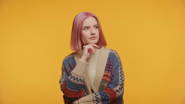 Thoughtful Woman Making Decision Yellow Background Pink Hair Student Evaluating — Stock Video