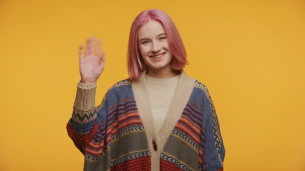 Frau Winkt Hand Hand Grußgeste Auf Gelbem Hintergrund Rosa Haare — Stockvideo