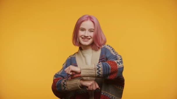 Жінка Танцює Жовтому Тлі Студентка Рожевого Волосся Грайливому Настрої Святкування — стокове відео