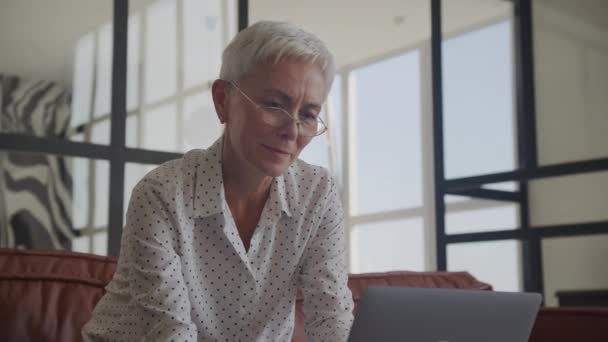 Idős Dolgozik Laptop Irodában Bezárás Keringő Körül Senior Felnőtt Hölgy — Stock videók