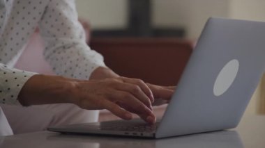 Ofisteki Dizüstü bilgisayarda Yazan Yaşlı Eller Kapat