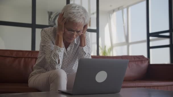Senior Woman Reading Σύνταξη Μήνυμα Απώλεια Επενδύσεων Μοντέρνο Διαμέρισμα — Αρχείο Βίντεο