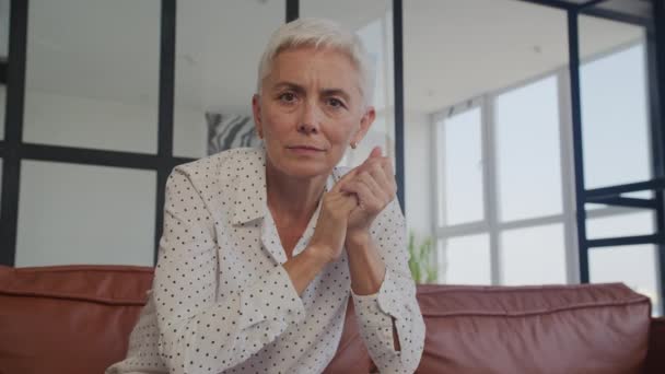Älskade Äldre Kvinna Tittar Kameraporträtt Inomhus — Stockvideo