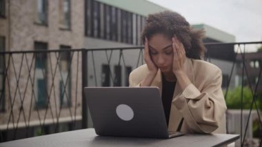 Piyasada Borsa Çöküşü Haberleri 'ni okuyan stresli iş kadını laptopta başı dertte olan kadın bilgisayar üzerinde çalışan kadın, öğrenci sınavda başarısız oldu.