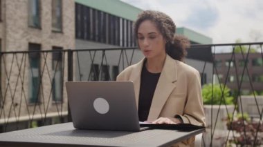Dışarıdaki Laptop 'u kullanan Kadın Görüntü Raporu, Belge Konuşan İş Kadını