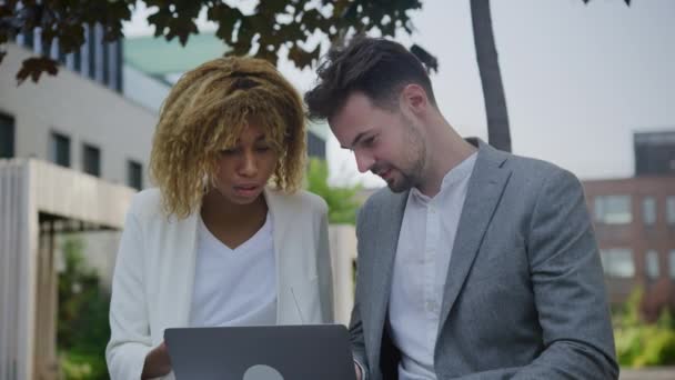 Két Kolléga Beszélget Marketing Terv Laptop Szabadban Üzletasszony Üzletember Beszél — Stock videók