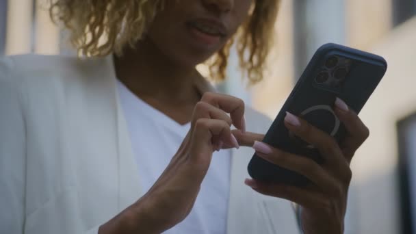 Navigazione Femminile Irriconoscibile Smartphone Vicino Donna Che Utilizza Cellulare All — Video Stock
