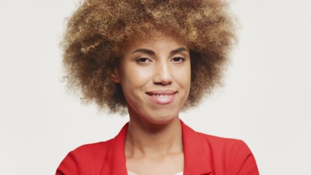 Curly Lady Czerwonym Garniturze Pozowanie Białym Tle Zbliżenie Portret Bizneswoman — Wideo stockowe