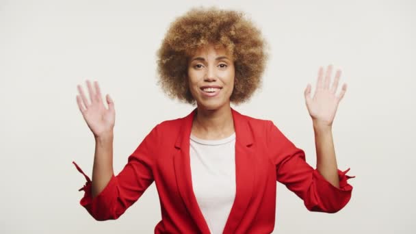 Kobieta Machająca Rękami Pozdrowieniu Gesture Białym Tle Businesswoman Pov Patrząc — Wideo stockowe