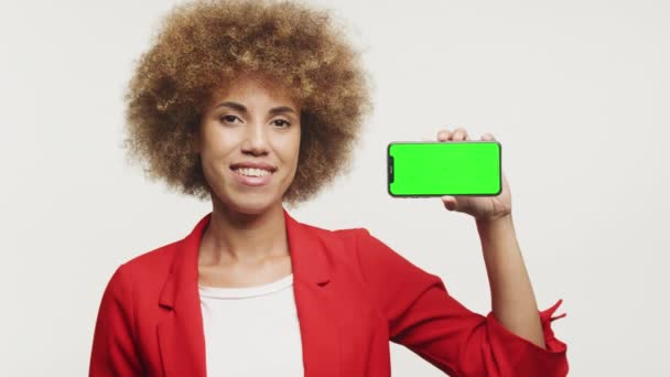 Femme Tenant Horizontal Chroma Key Smartphone Sur Fond Blanc Femme — Video