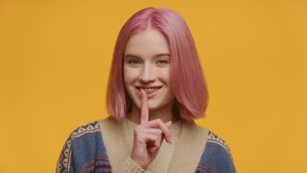Студентка Показывает Молчание Жест Желтом Фоне Розовые Волосы Женщина Шшш — стоковое видео