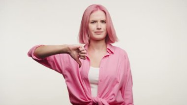 Beyaz Arkaplanda Hoşnutsuzluk Gösteren Pembe Saçlı Kadın, Pembe Gömlekli Girişimci İşareti
