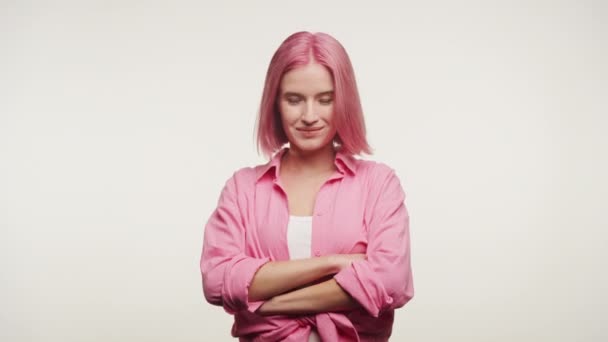 Femme Chemise Rose Cheveux Regardant Caméra Sur Fond Blanc — Video