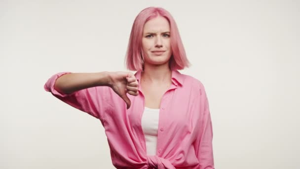 Розовые Волосы Женщина Проявляет Неприязнь Жест Белом Фоне Предприниматель Большой — стоковое видео