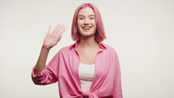 Femme Agitant Main Saluant Geste Sur Fond Blanc Étudiant Cheveux — Video