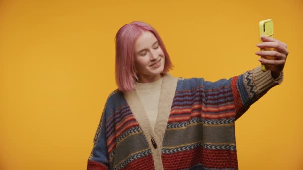 Jong Roze Haar Vrouw Maken Selfie Gele Achtergrond Student Vrouw — Stockvideo
