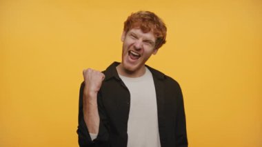 Adam bağırıyor Evet Adam Sarı Arkaplanda Başarı Kutlaması