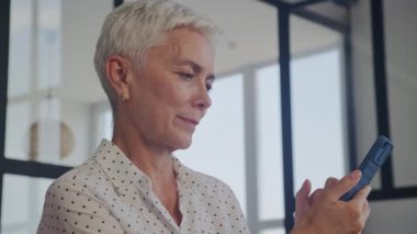 Kıdemli Kadın Smartphone 'da Online, Yetişkin Kadın Akıllı Telefonu Kapat