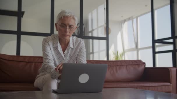 Dotyczące Dojrzałe Kobieta Czytanie Złych Wiadomości Laptopie — Wideo stockowe