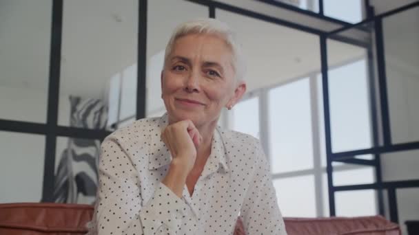 Senior Frau Blick Auf Kamera Lächelnd Porträt Reife Erwachsene Lehrer — Stockvideo