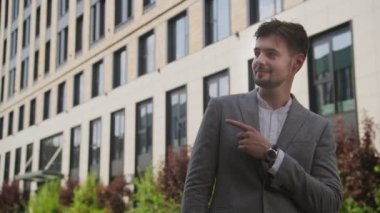 Şehir merkezindeki açık alanda fotokopi çeken işadamı