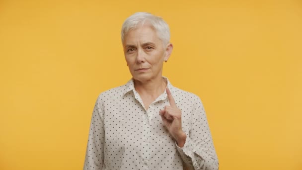 Starší Žena Varování Gesto Žlutém Pozadí Starší Dospělá Dáma Mávání — Stock video