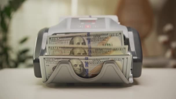Sčítání Peněz Hotovosti Automatickém Počítadle Měn Výpočet Amerických Dolarech 100 — Stock video