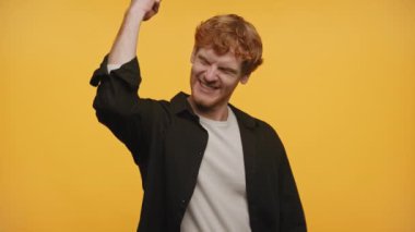 Kızıl Saçlı Adam Sarı Arkaplanda Başarı Kutlaması