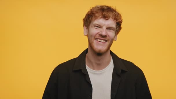 Red Hair Guy Κοιτάζοντας Κάμερα Και Χαμογελώντας Κίτρινο Φόντο — Αρχείο Βίντεο