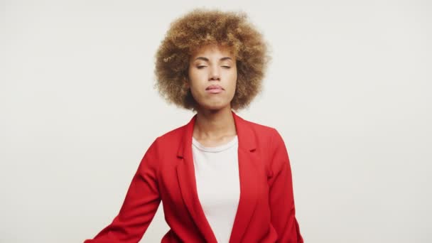 商界女性对白色背景的认可姿态 女性展示好的标志 — 图库视频影像