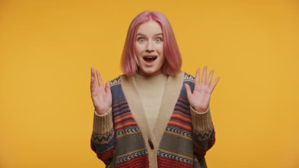 Geschokte Vrouw Gele Achtergrond Roze Haar Jeugd Schreeuwen Wow — Stockvideo