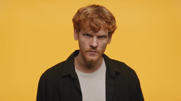 Wütendes Männergesicht Auf Gelbem Hintergrund Wütendes Guy Porträt Mit Blick — Stockvideo