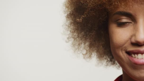 Жінка Яка Посміхається Білому Тлі Крупним Планом Портрет Ділової Половини — стокове відео
