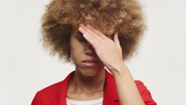 Femme Affaires Bouleversée Difficulté Portrait Sur Fond Blanc Femme Désespérée — Video