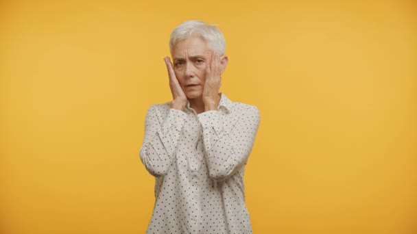 Pensive Mulher Madura Fundo Amarelo Perturbado Senhora Adulta Sênior Apuros — Vídeo de Stock