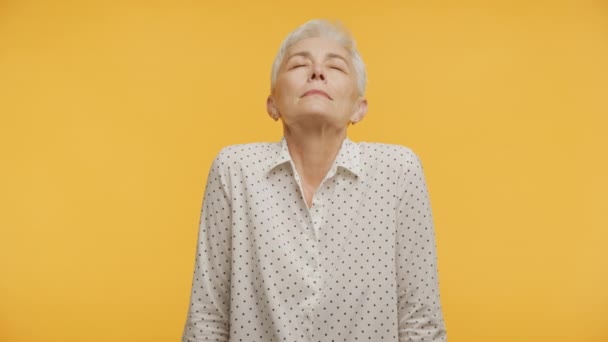 Starší Žena Dělat Hluboký Dech Úsměv Žlutém Pozadí Starší Dospělá — Stock video