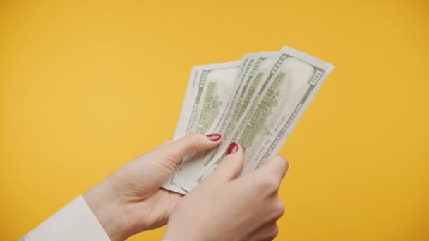 Onherkenbare Handen Tellen Cash Geld Gele Achtergrond — Stockvideo