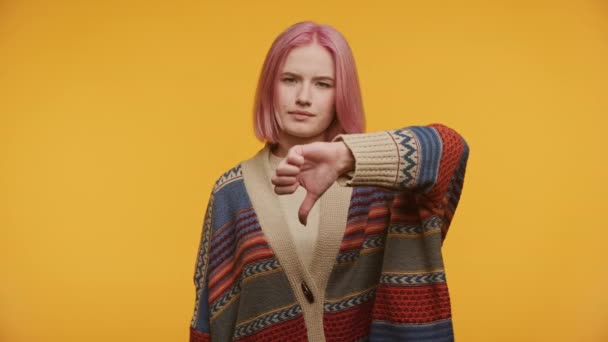 Γυναίκα Εμφάνιση Αντίχειρας Προς Κάτω Χειρονομίες Κίτρινο Φόντο Ροζ Μαλλιά — Αρχείο Βίντεο