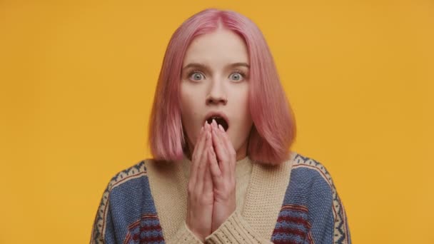 Νεαρή Γυναίκα Σοκ Από Κοντά Κίτρινο Φόντο Φοβάται Ροζ Μαλλιά — Αρχείο Βίντεο